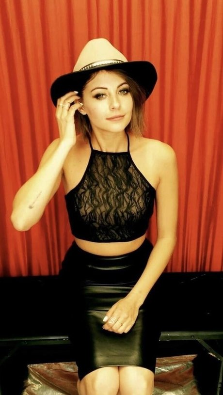 Willa Holland