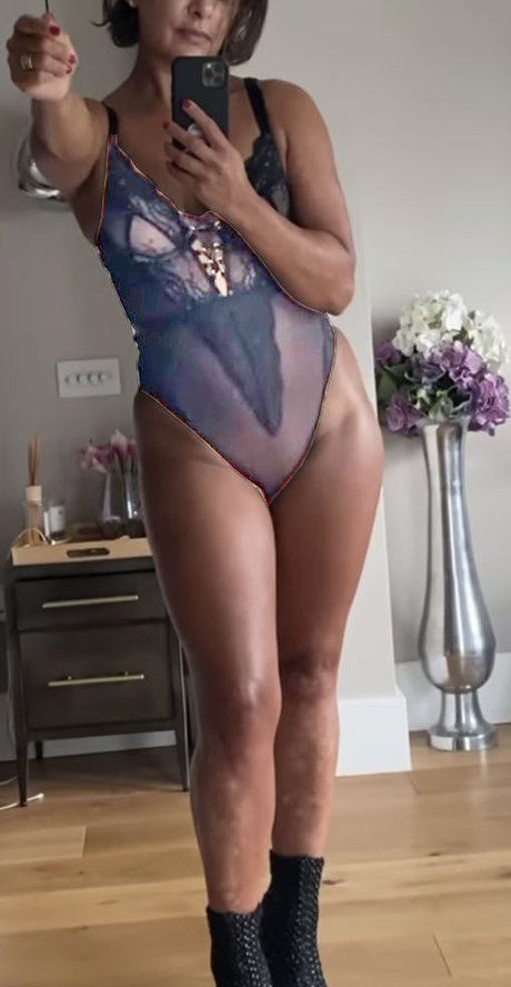 Foto di nudo di fuga di OnlyFans di Saira Khan