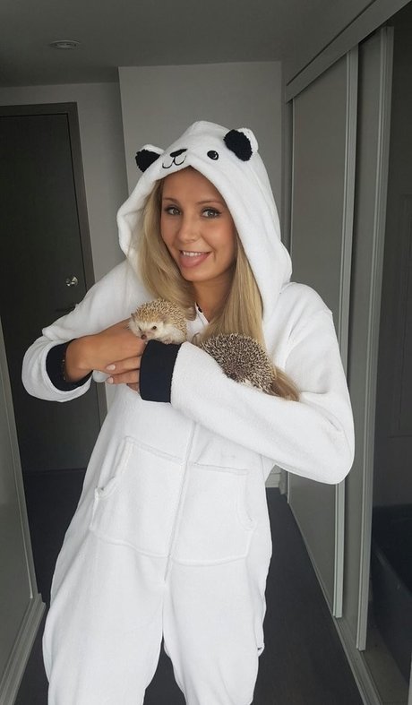 Foto di nudo di fuga di OnlyFans di Lauren Southern