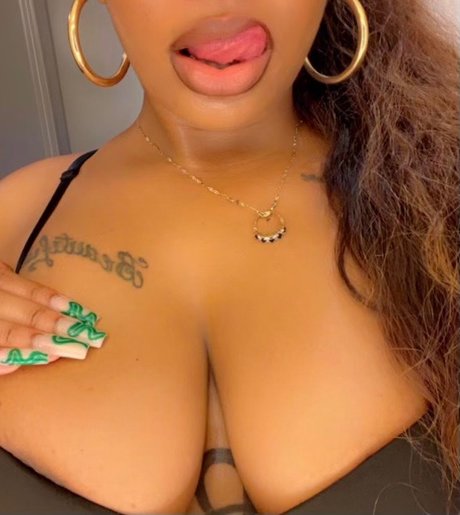 Foto di nudo di fuga di OnlyFans di  