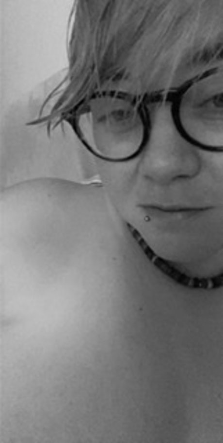Foto di nudo di fuga di OnlyFans di Lesbo1986