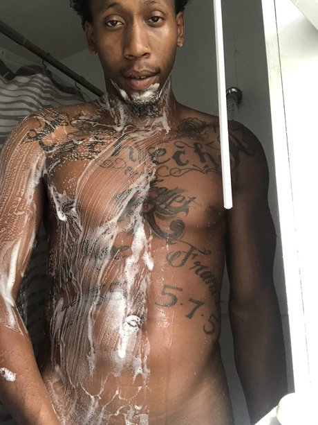 Foto di nudo di fuga di OnlyFans di George