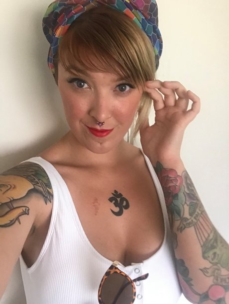 Foto di nudo di fuga di OnlyFans di Lena Loving