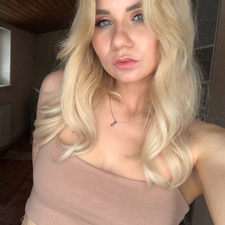 Foto di nudo di fuga di OnlyFans di Lena