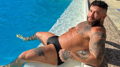 Foto di nudo di fuga di OnlyFans di Lawrence Loaded  228k Page Likes  1