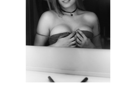 Foto di nudo di fuga di OnlyFans di Laura