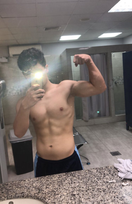 Foto di nudo di fuga di OnlyFans di Lou