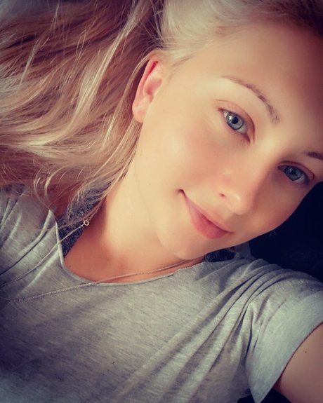 Foto di nudo di fuga di OnlyFans di Lou
