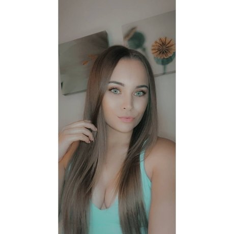 Foto di nudo di fuga di OnlyFans di Lou
