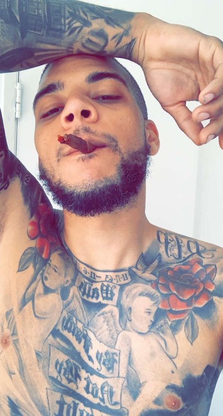 Foto di nudo di fuga di OnlyFans di Louis