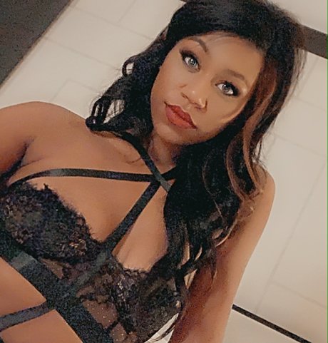 Foto di nudo di fuga di OnlyFans di Lookeylu