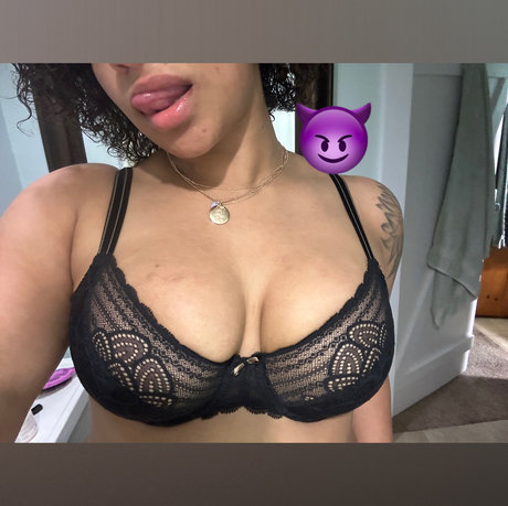Foto di nudo di fuga di OnlyFans di Olivia Nicole