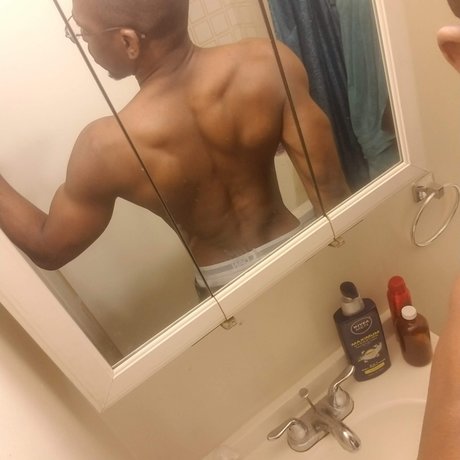 Foto di nudo di fuga di OnlyFans di Law