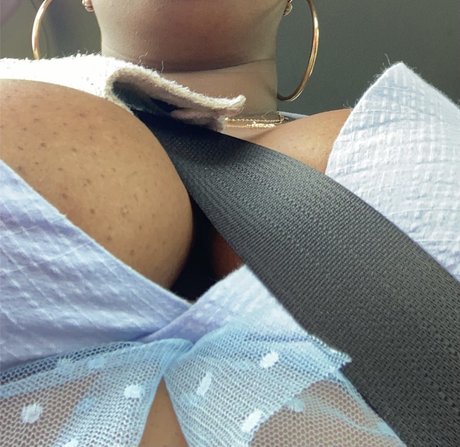 Foto di nudo di fuga di OnlyFans di Maria Laroux 