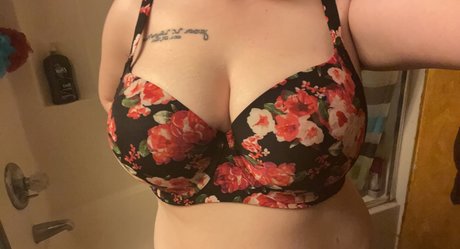 Foto di nudo di fuga di OnlyFans di Mama
