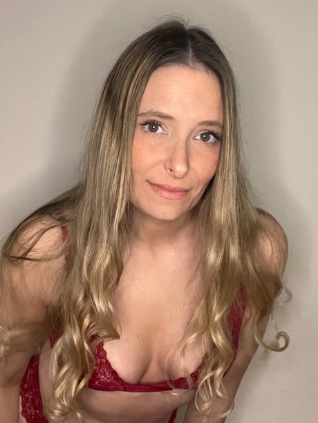 Foto di nudo di fuga di OnlyFans di Mila Embers