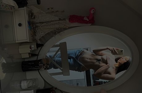 Foto di nudo di fuga di OnlyFans di  Michelle Strnsk