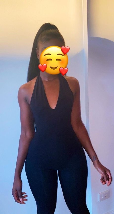 Foto di nudo di fuga di OnlyFans di Mey Milan