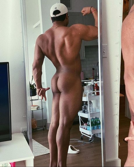 Foto di nudo di fuga di OnlyFans di Dienes Carbine