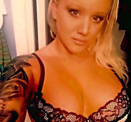 Foto di nudo di fuga di OnlyFans di Monik Andreea