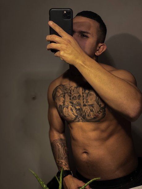 Foto di nudo di fuga di OnlyFans di R 