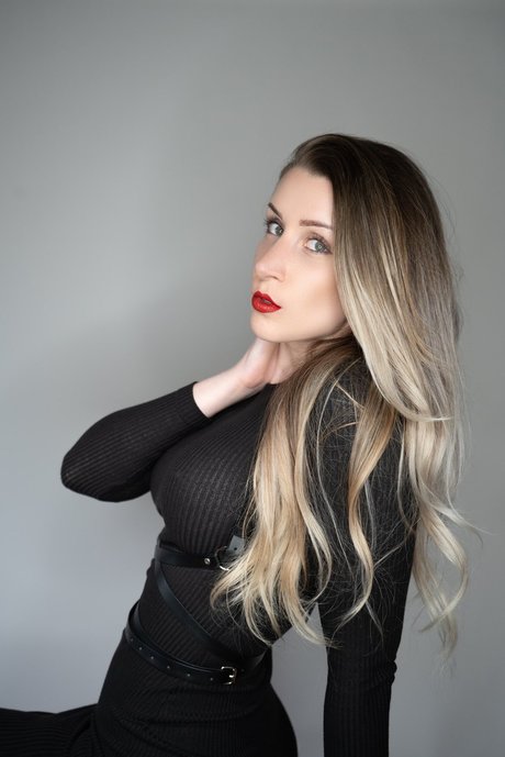 Foto di nudo di fuga di OnlyFans di Dekadenzia