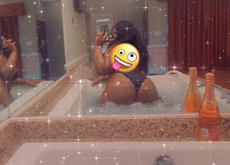 Foto di nudo di fuga di OnlyFans di Mzmama