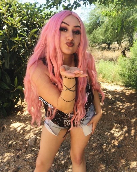 Foto di nudo di fuga di OnlyFans di M V Z E