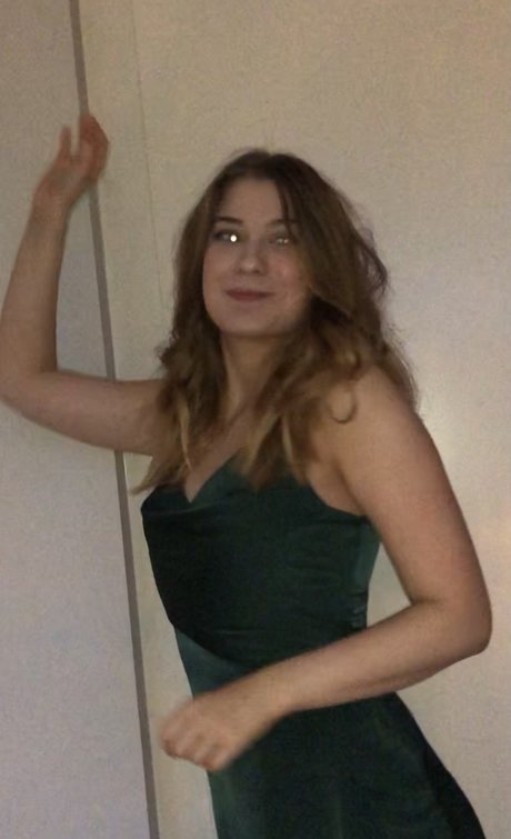 Foto di nudo di fuga di OnlyFans di Nella