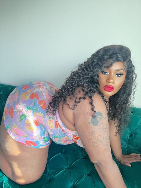 Foto di nudo di fuga di OnlyFans di Naz