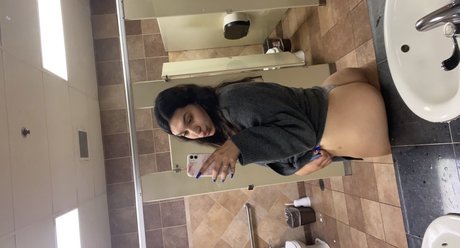 Foto di nudo di fuga di OnlyFans di Adrii