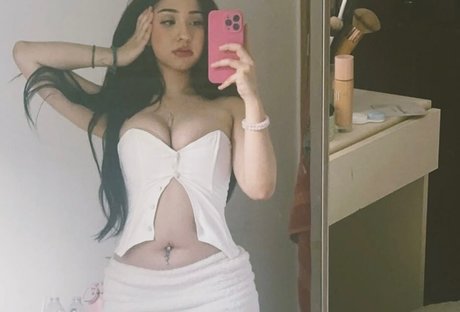 Foto di nudo di fuga di OnlyFans di Amateur Latina Lazlye