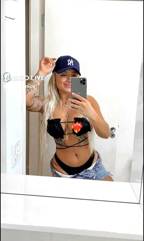 Foto di nudo di fuga di OnlyFans di Trimonica