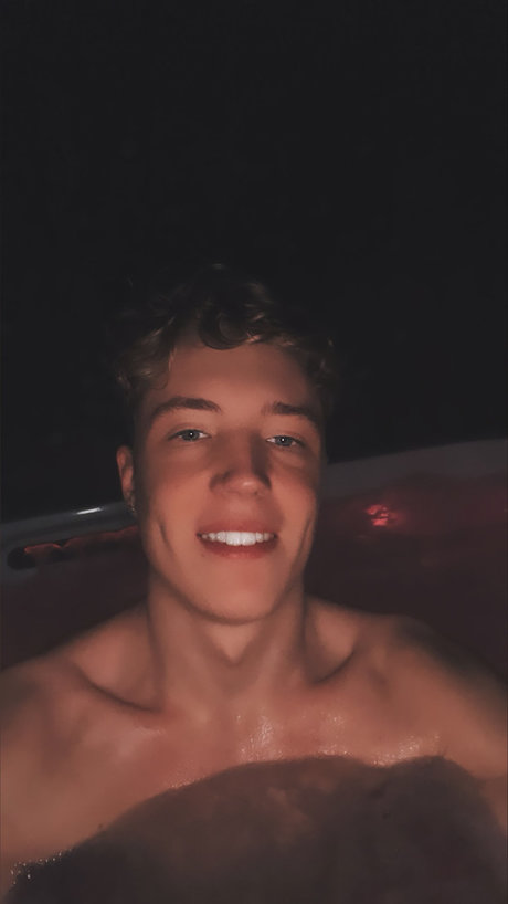 Foto di nudo di fuga di OnlyFans di Master Tom 