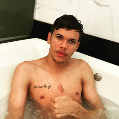 Foto di nudo di fuga di OnlyFans di Dotado Goinia