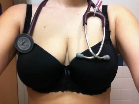 Foto di nudo di fuga di OnlyFans di Nurse Nancy