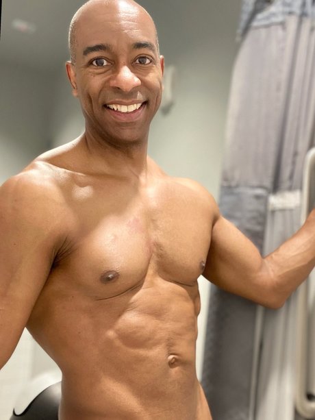 Nudeguyyoga