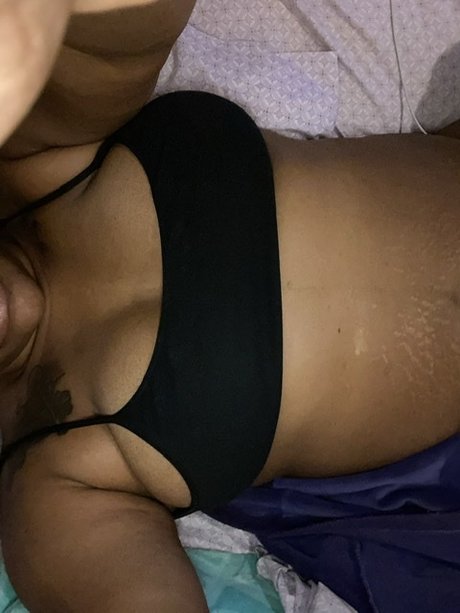 Foto di nudo di fuga di OnlyFans di Nola Symoan