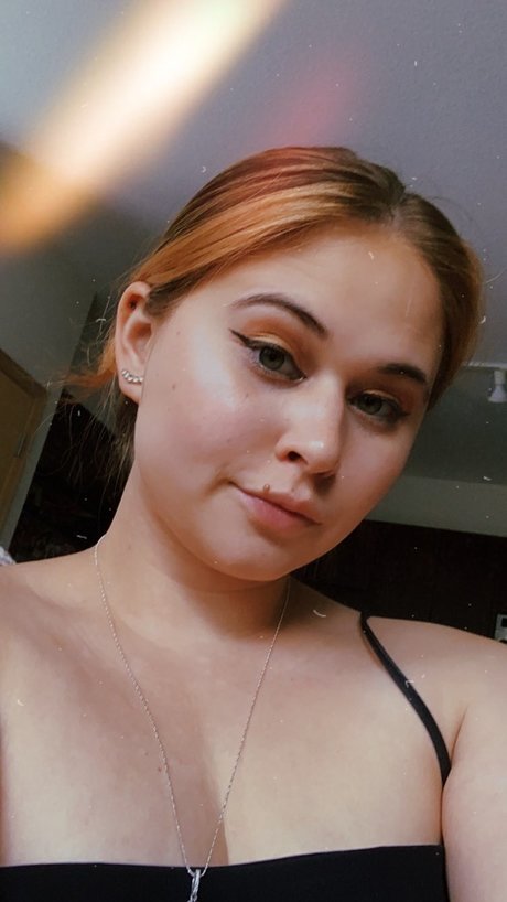 Foto di nudo di fuga di OnlyFans di Nina Olivia