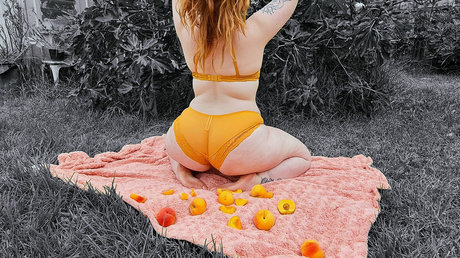 Foto di nudo di fuga di OnlyFans di Peachypinup
