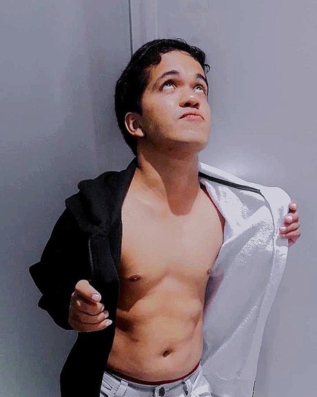 Foto di nudo di fuga di OnlyFans di Pequeocojudo