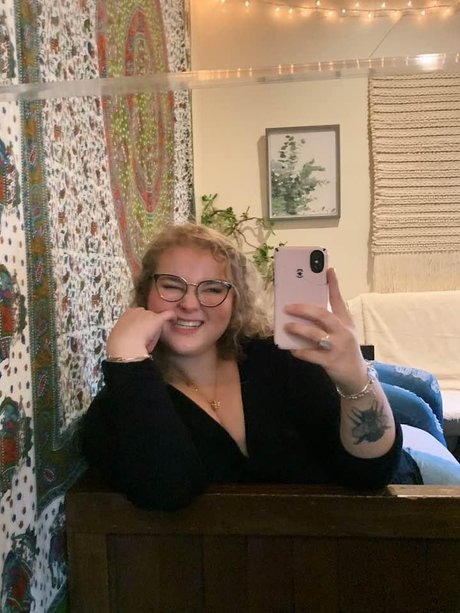 Foto di nudo di fuga di OnlyFans di M
