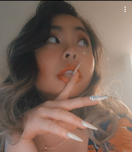 Foto di nudo di fuga di OnlyFans di Alisa Lve 