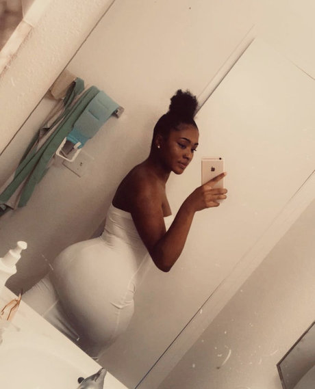 Foto di nudo di fuga di OnlyFans di Pretty Brown