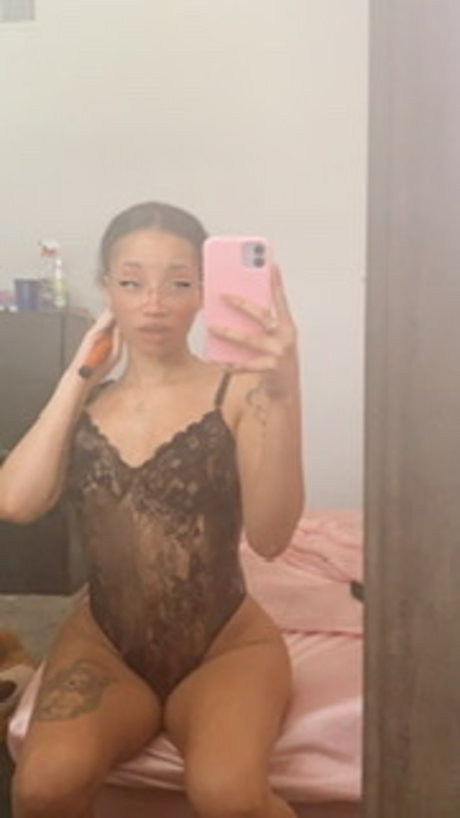 Foto di nudo di fuga di OnlyFans di Tiny