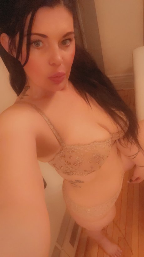 Foto di nudo di fuga di OnlyFans di Petrarose