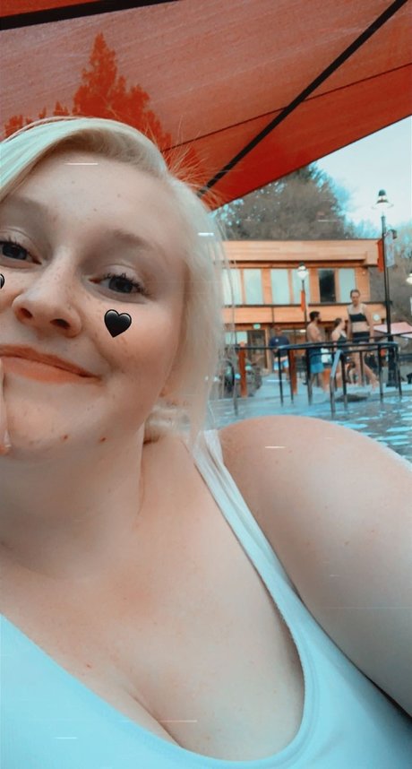 Foto di nudo di fuga di OnlyFans di Queen Of Curves