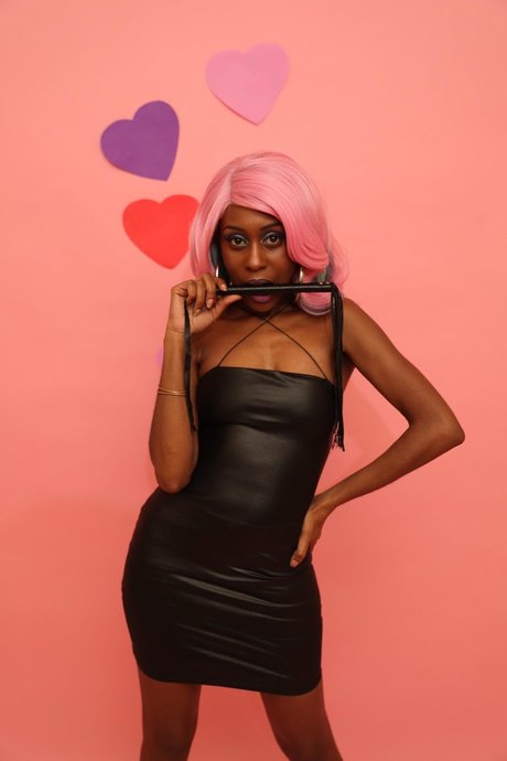 Foto di nudo di fuga di OnlyFans di Qngoddess Almndbetty