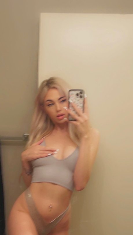 Foto di nudo di fuga di OnlyFans di  Renee Renn 