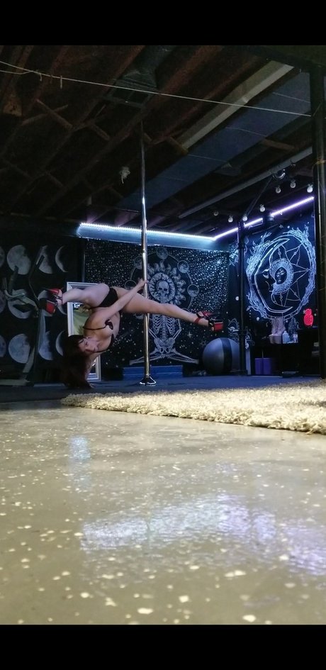 Foto di nudo di fuga di OnlyFans di Pineapple Pole